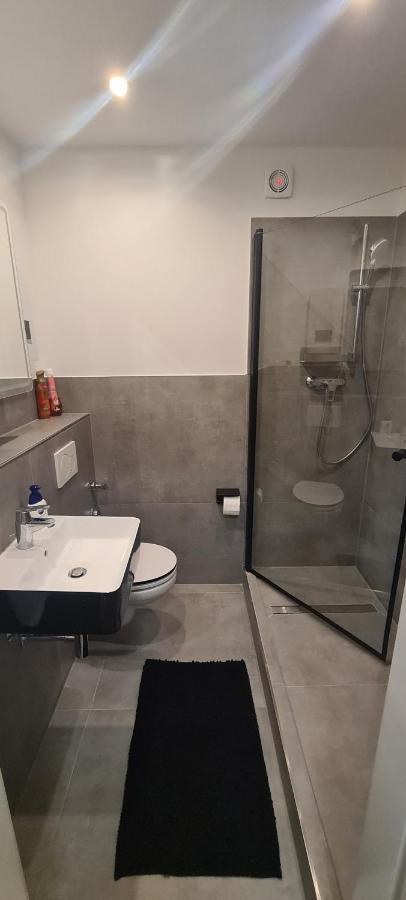 Schoene 2 Zimmer Apartment In Krefeld City, Monteur Wohnung Netflix & Prime Ngoại thất bức ảnh